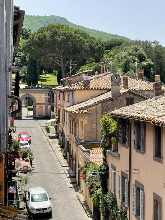 una strada cittadina con edifici e un'auto sulla strada di La dimora di Sandy a Viterbo