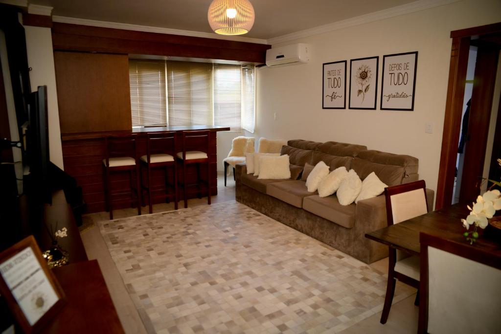 ein Wohnzimmer mit Sofa und Tisch in der Unterkunft Micasa Di Canela in Canela