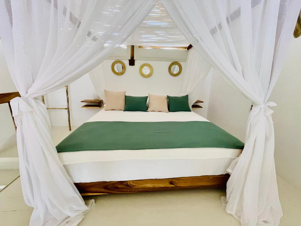 Postel nebo postele na pokoji v ubytování Leeloo Boutique Hotel