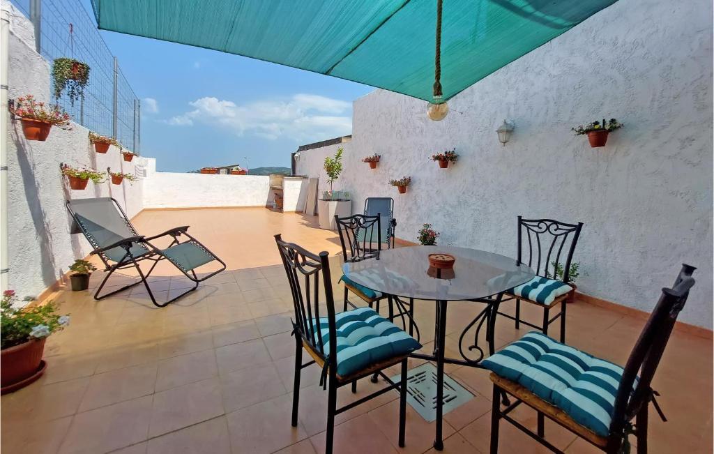 patio con mesa y sillas en el balcón en Gorgeous Home In Ador With Kitchen, en Ador