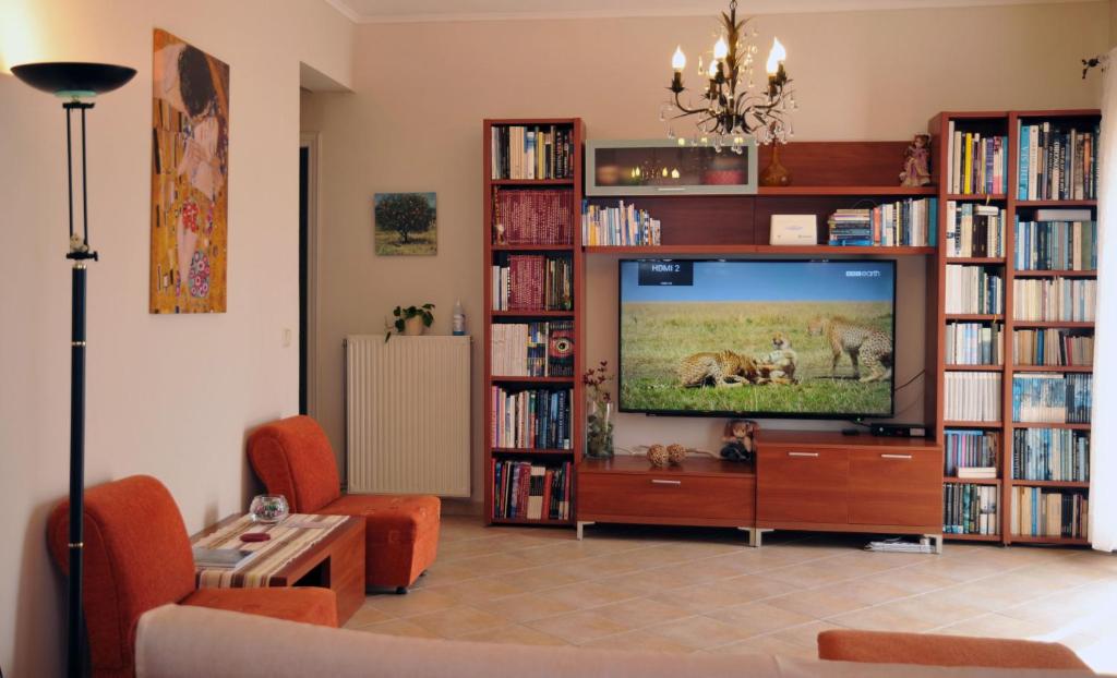 Televízia a/alebo spoločenská miestnosť v ubytovaní Erotokritos Sea View Home