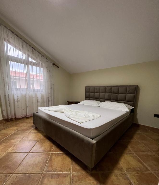Enjoy Sunset at this Spacious Apartment - Image 2