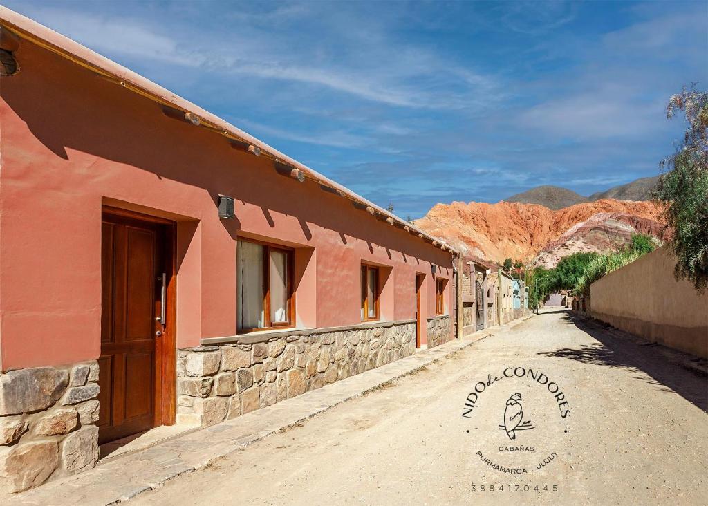 un camino de tierra vacío junto a un edificio en Nido de cóndores en Purmamarca