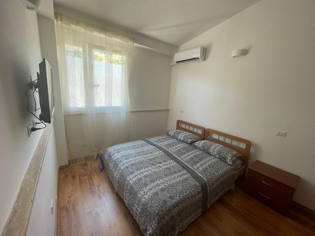 Habitación pequeña con cama y ventana en Agrimar, en Magliano Romano