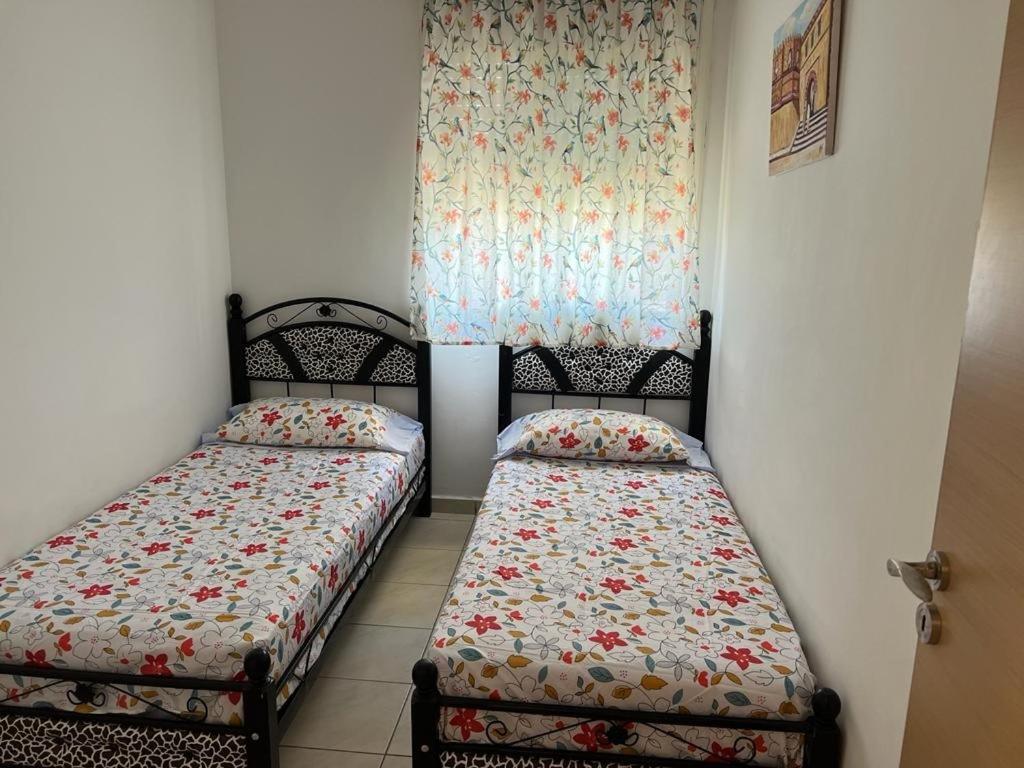 2 Betten nebeneinander in einem Zimmer in der Unterkunft Appartement F3 en location d'été in Fnideq