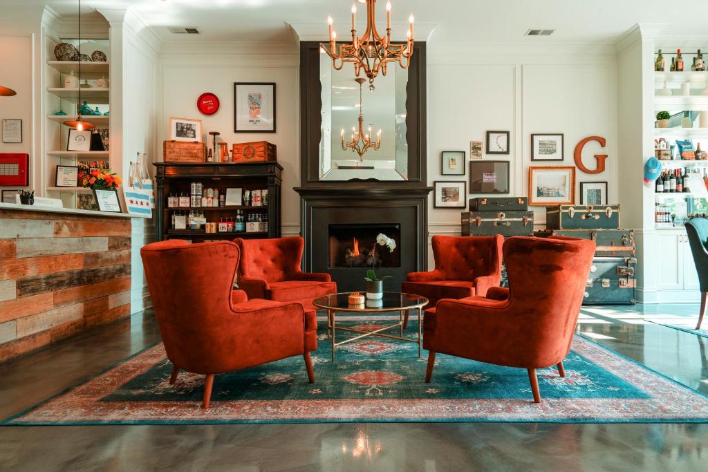 een woonkamer met 2 stoelen en een open haard bij The Guesthouse Hotel in Chicago