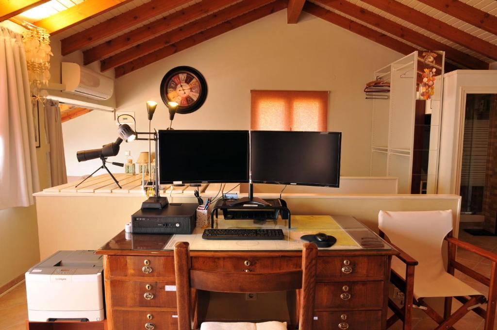 Televízia a/alebo spoločenská miestnosť v ubytovaní Erotokritos Sea View Home
