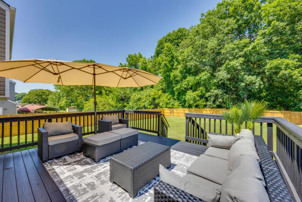 een terras met meubilair en een parasol bij Modern Richmond Home with Deck, Close to Downtown! in Richmond