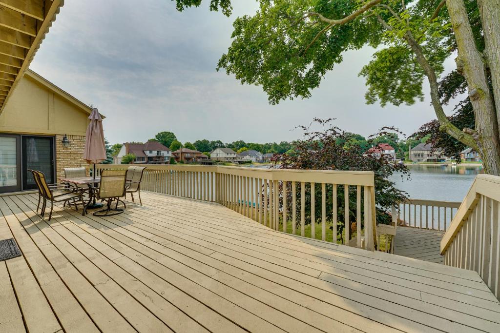 una terraza de madera con mesa y sillas. en Spacious Lakefront Getaway with Swim Pond!, en Shelby