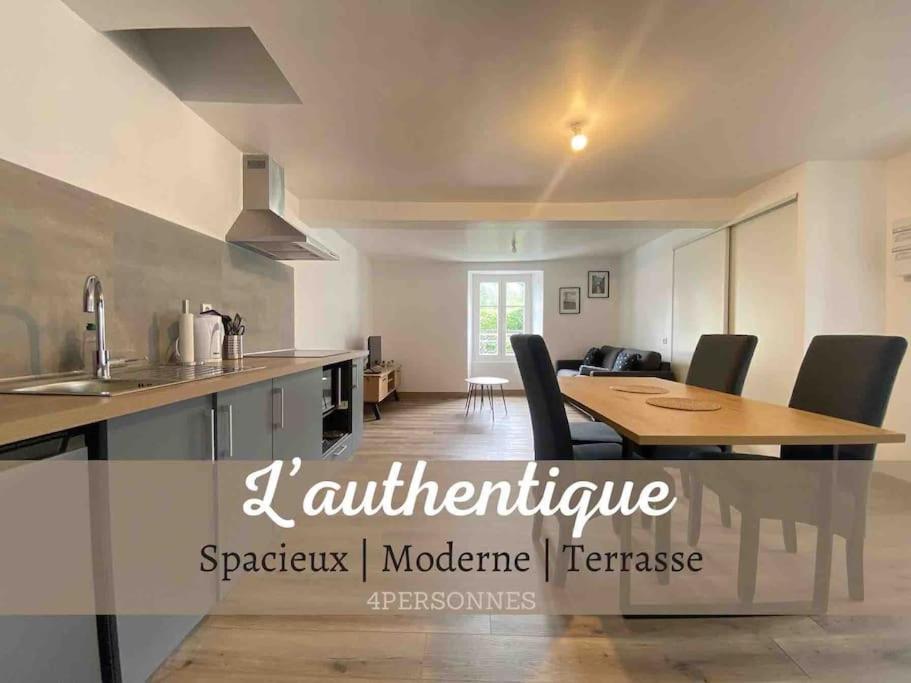 eine Küche und ein Esszimmer mit einem Tisch und Stühlen in der Unterkunft L'Authentique - Terrasse - MyraConciergerie in Nay