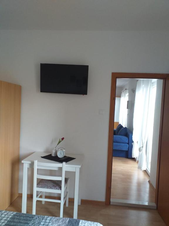 TV a/nebo společenská místnost v ubytování Apartmani Riba