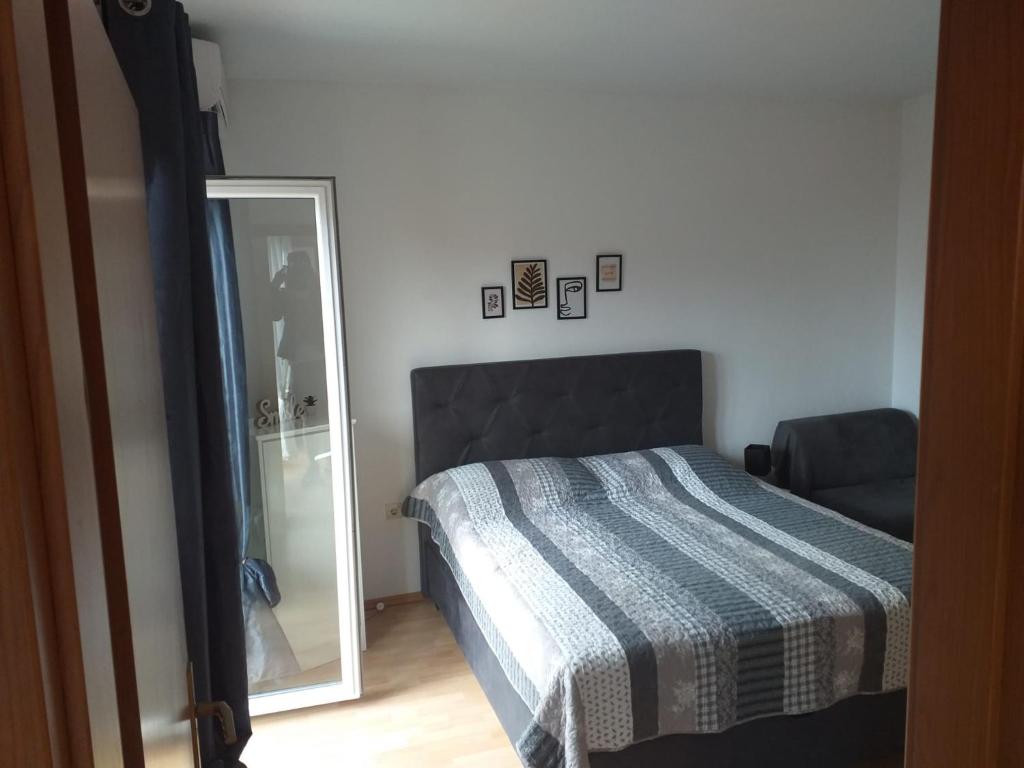 Postel nebo postele na pokoji v ubytování Apartmani Riba
