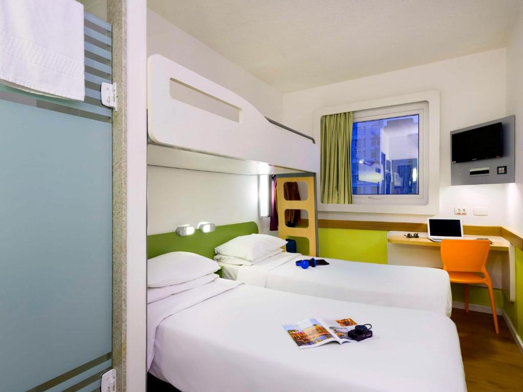 Postel nebo postele na pokoji v ubytování ibis budget Porto Alegre