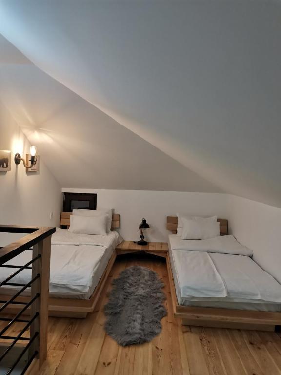 Postel nebo postele na pokoji v ubytování KATUN Apartmani & SPA