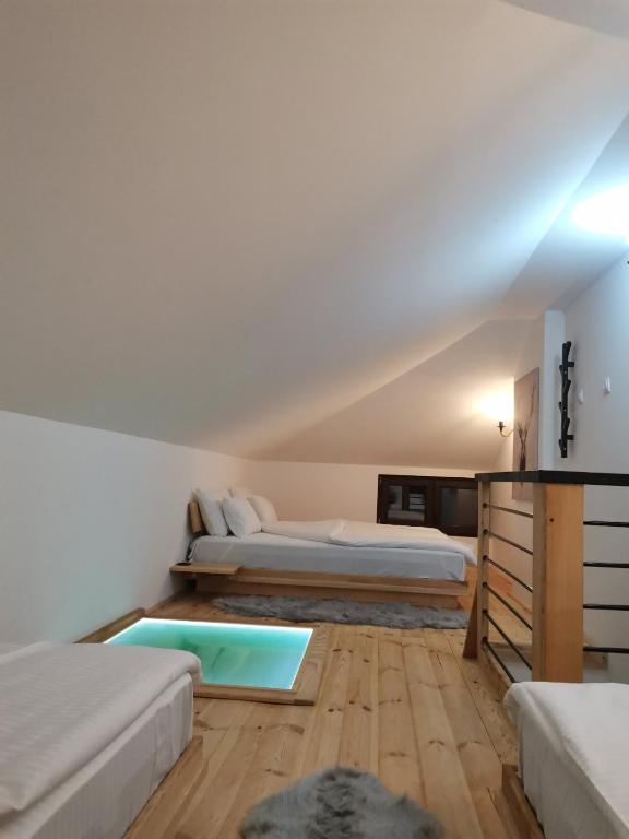 Postel nebo postele na pokoji v ubytování KATUN Apartmani & SPA