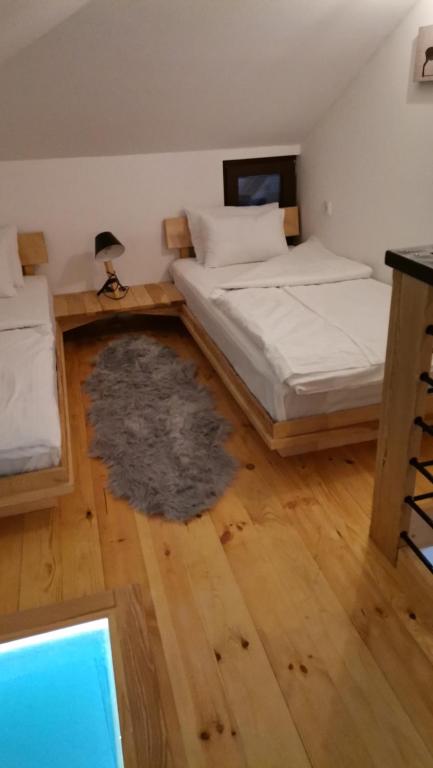 Postel nebo postele na pokoji v ubytování KATUN Apartmani & SPA