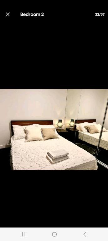 Un dormitorio con una cama con dos libros. en NESUTO DOCKLANDS en Melbourne