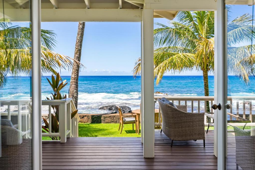 科洛阿的住宿－Classic 3br Oceanfront Cottage - Alekona Kauai，海景门廊