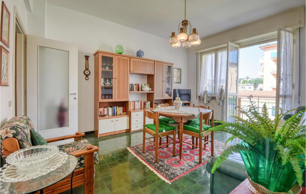 ein Wohnzimmer mit einem Tisch und einem Sofa in der Unterkunft Gorgeous Apartment In Arenzano With Kitchen in Arenzano
