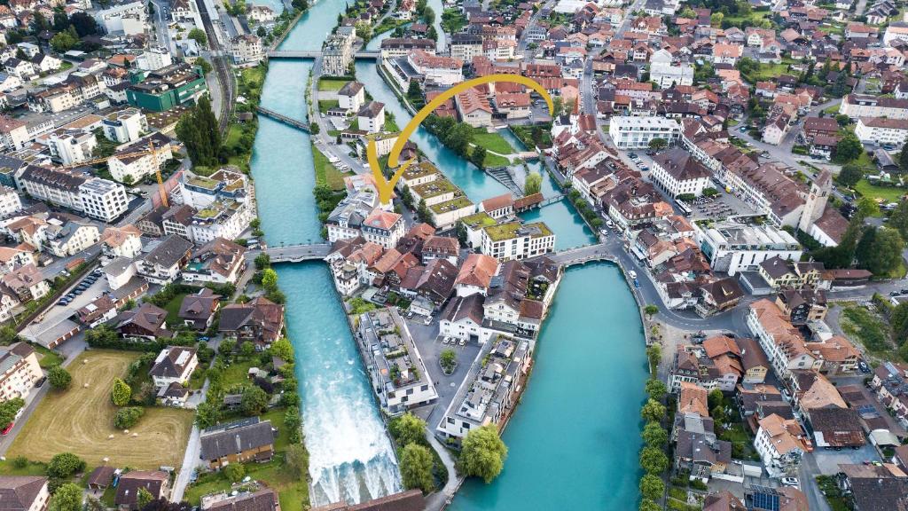- une vue aérienne sur une ville avec une rivière dans l'établissement Aparthotel Krone - Self Check-In, à Interlaken