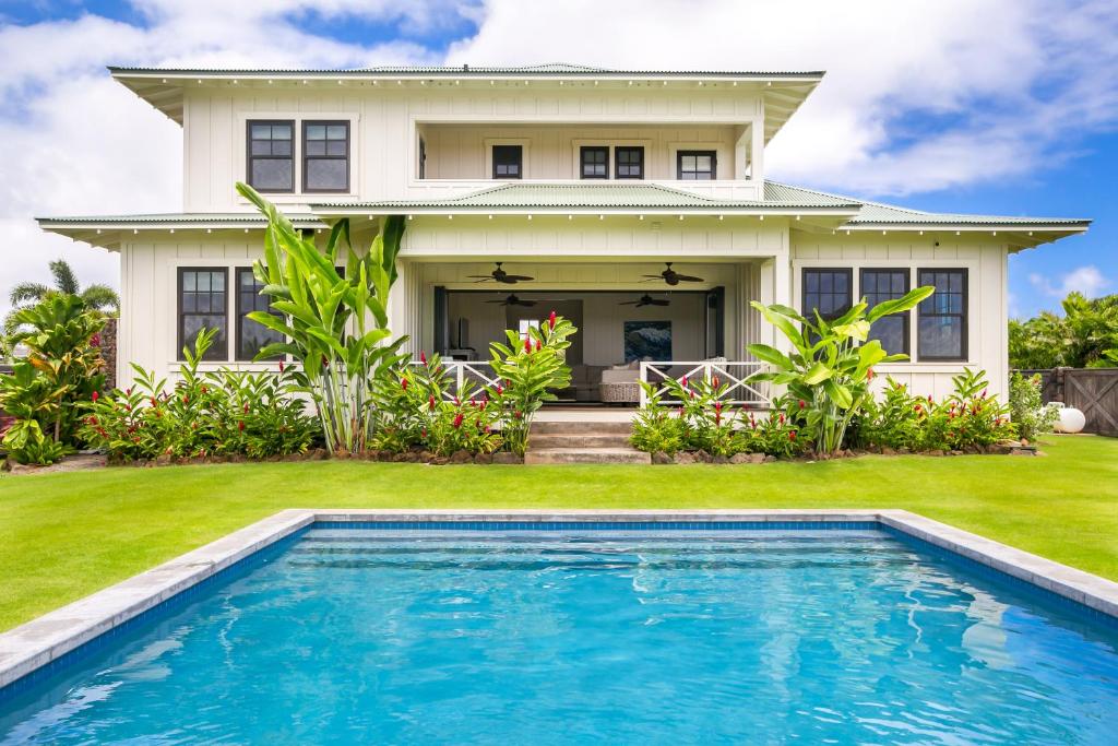 une maison avec une piscine en face d'une maison dans l'établissement Plantation-Style Home with Pool- Alekona Kauai, à Koloa