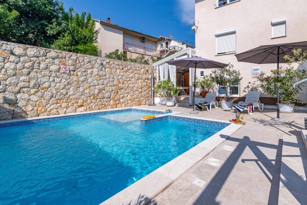 Family-friendly apartments with swimming pool Novi Vinodolski - 2419