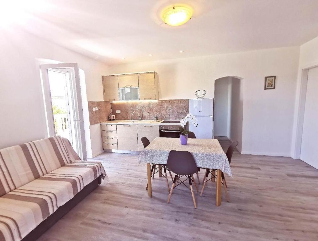 Kuchyň nebo kuchyňský kout v ubytování Apartments with parking spaces Zman, Dugi otok - 449