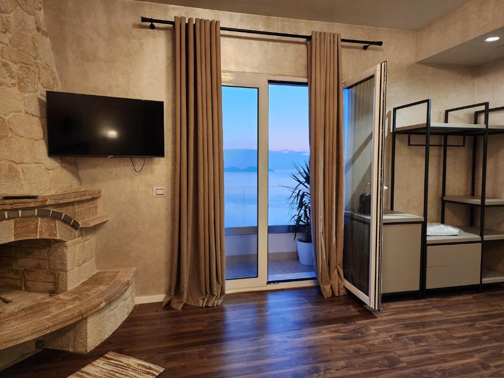 TV a/nebo společenská místnost v ubytování Festim Villa Hotel