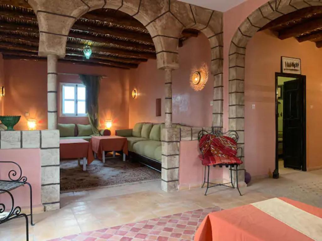 - un grand salon avec un canapé et une table dans l'établissement Nour Mogador, à Ghazoua