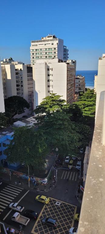 una vista aérea de un aparcamiento en una ciudad en HospedaCopa 1202 - Vista Lateral Mar, en Río de Janeiro