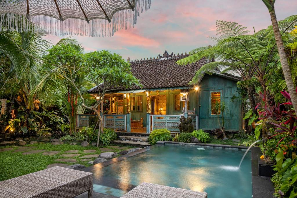 una casa con piscina frente a una casa en Heart of Bali Villa, en Ubud