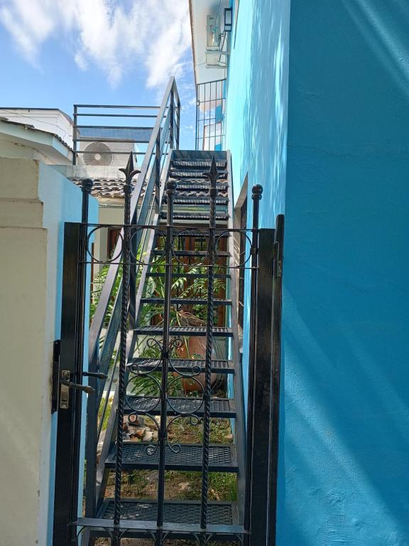 una escalera de caracol que conduce a un edificio azul en Dpto Santa Rosa en Santa Rosa de Calamuchita