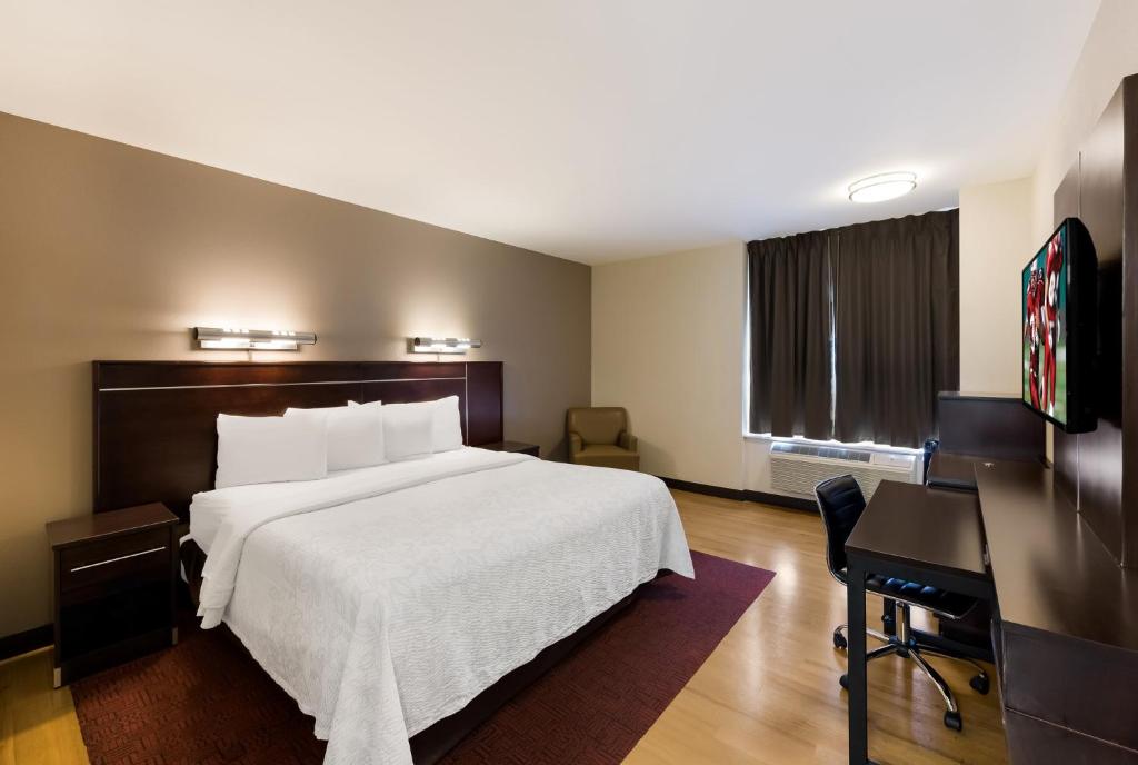 Red Roof Inn PLUS+ Columbus Downtown - Convention Center - Superior King Room Smoke Free