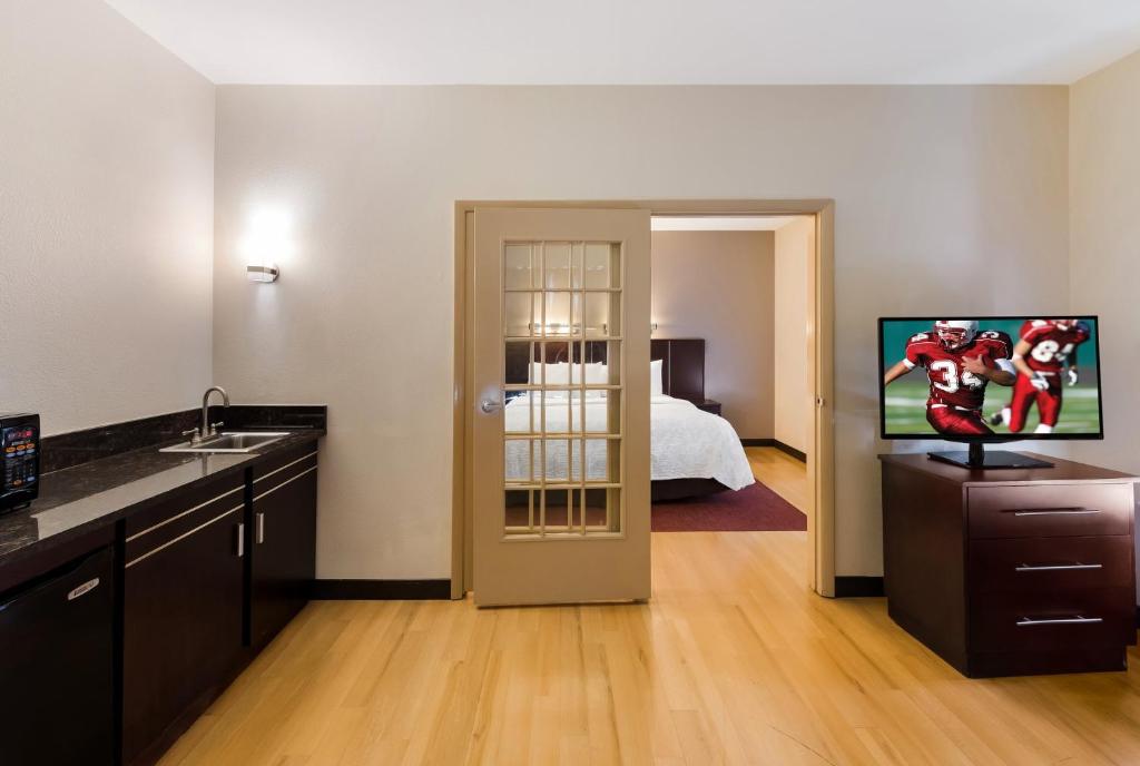 Red Roof Inn PLUS+ Columbus Downtown - Convention Center - Suite King Room Smoke Free