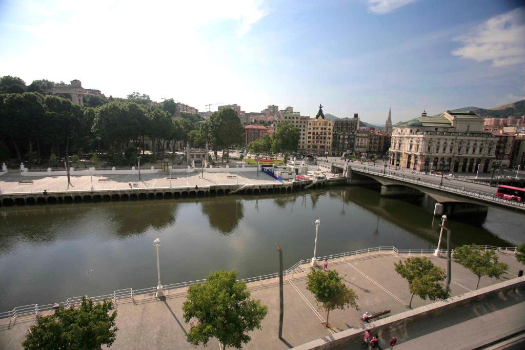 Výhled na řeku, která protéká v blízkosti hotelu