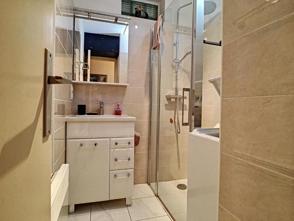 Kúpeľňa v ubytovaní Appartement Climatisé avec Cabine et Parking Privé, à Deux Pas de la Plage, WiFi Inclus - FR-1-715-7
