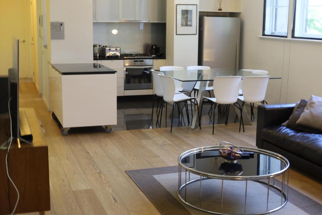 salon z kanapą i stołem oraz kuchnia w obiekcie The Walkup Southbank w Melbourne