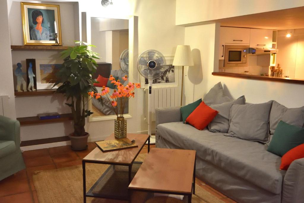 un salon avec un canapé et une table dans l'établissement Apartment 33 on The Old Historic Senate Square, à Nice