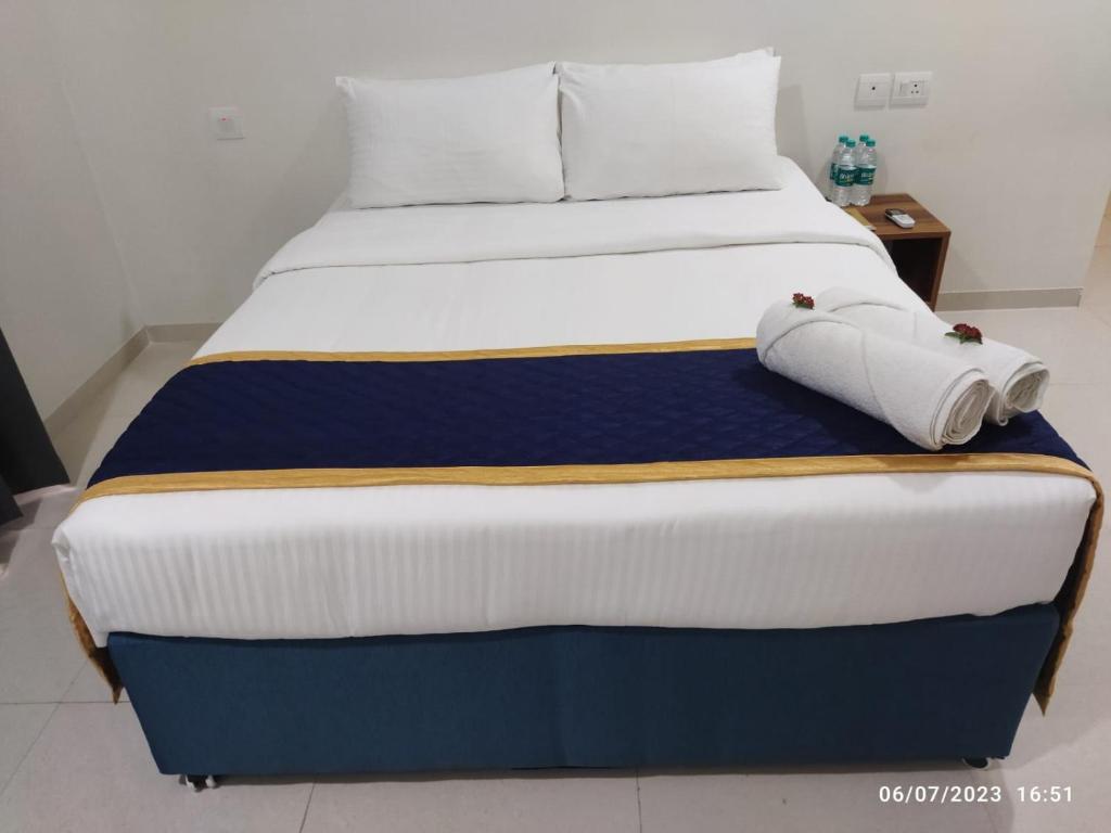 Postel nebo postele na pokoji v ubytování Apartel by Aarin - Oragadam