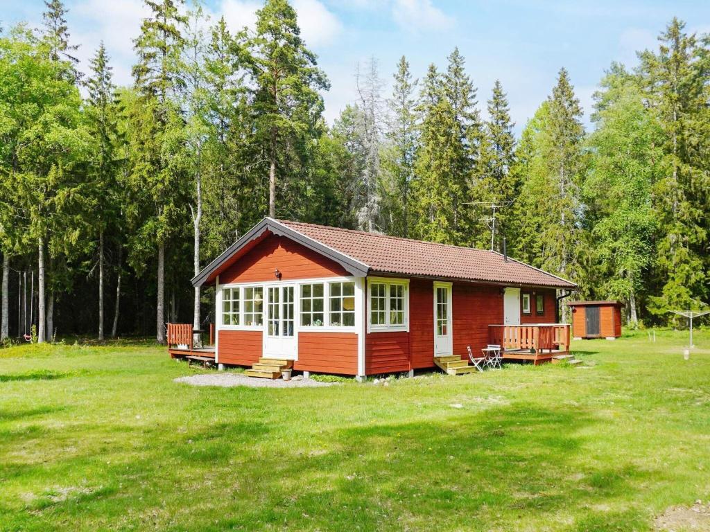 格里斯漢的住宿－Holiday home GRISSLEHAMN XIII，草场上的一个红色和白色的小小屋