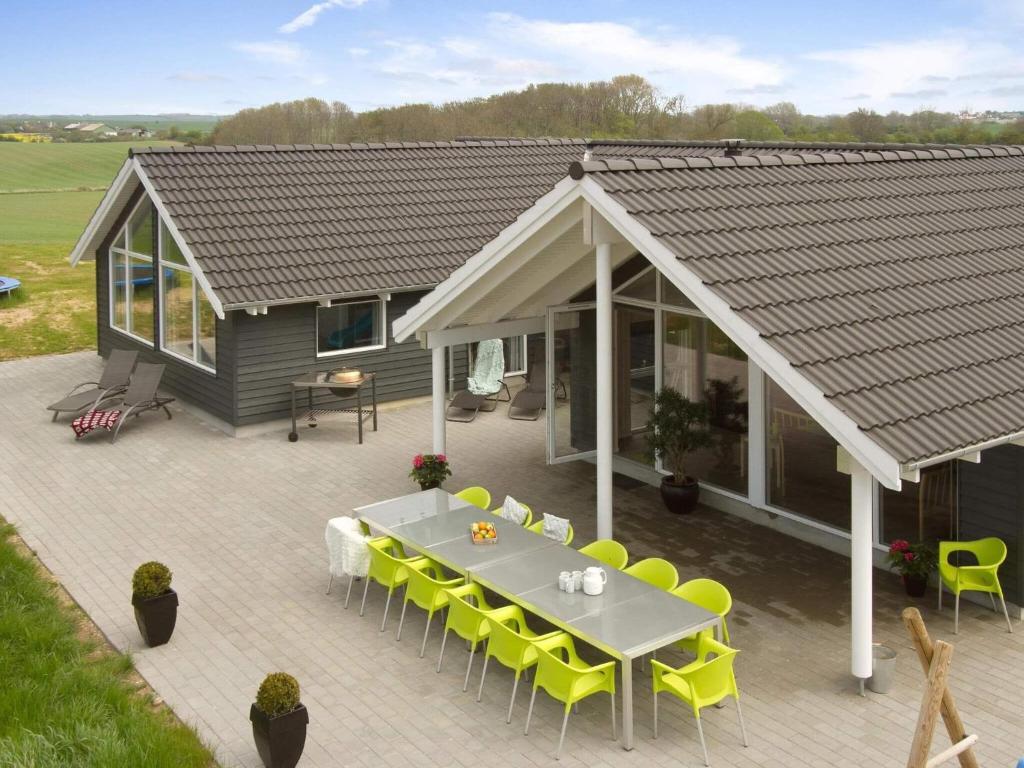 una vista aérea de una casa con mesa y sillas amarillas en Holiday home Sydals LXXXVI, en Sønderby