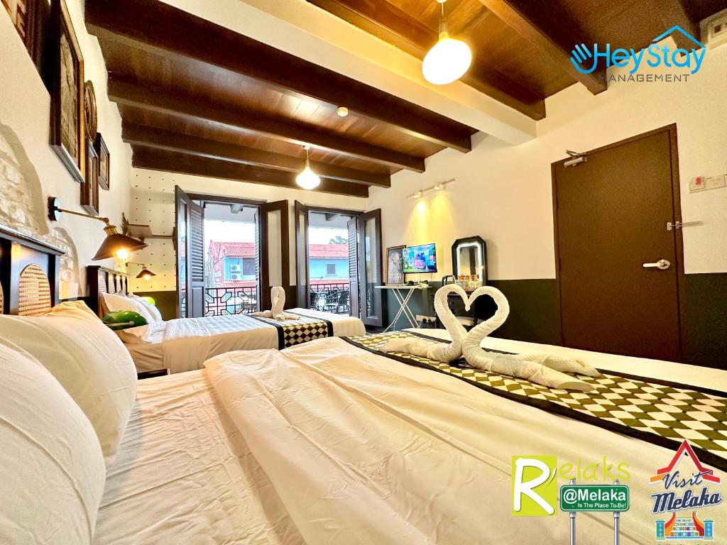 Postel nebo postele na pokoji v ubytování Wayfarer Guest House Jonker Street Melaka By Heystay Management