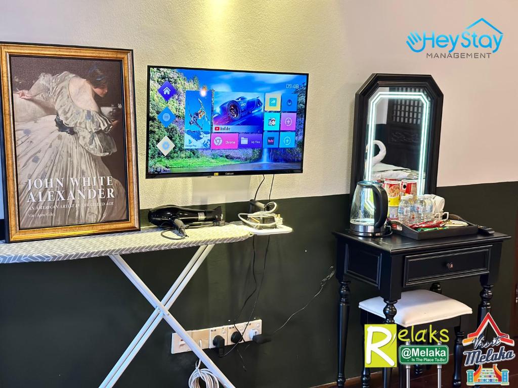 TV a/nebo společenská místnost v ubytování Wayfarer Guest House Jonker Street Melaka By Heystay Management