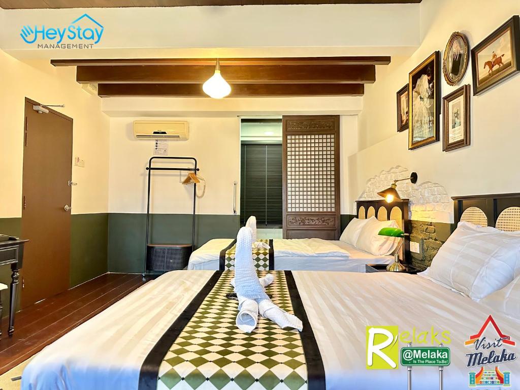 Ein Bett oder Betten in einem Zimmer der Unterkunft Wayfarer Guest House Jonker Street Melaka By Heystay Management