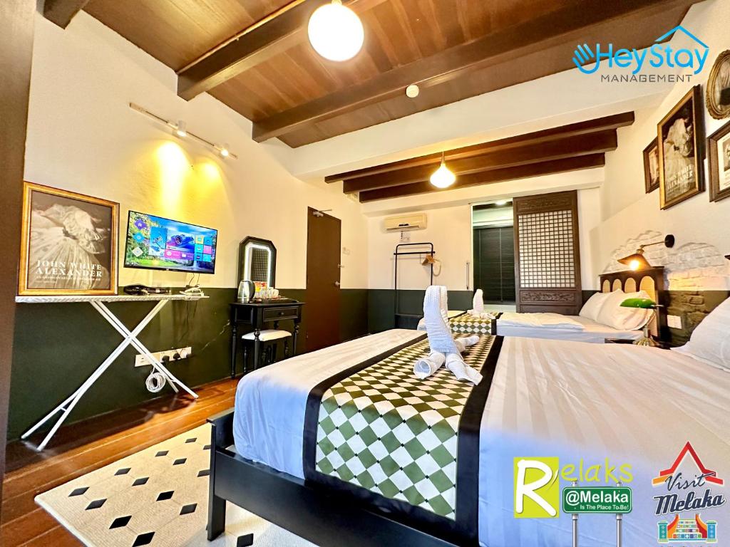 Ein Bett oder Betten in einem Zimmer der Unterkunft Wayfarer Guest House Jonker Street Melaka By Heystay Management