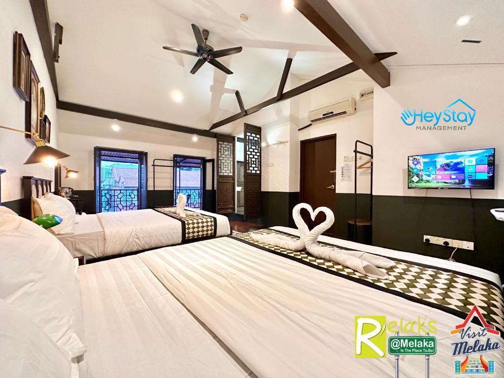 Ein Bett oder Betten in einem Zimmer der Unterkunft Wayfarer Guest House Jonker Street Melaka By Heystay Management