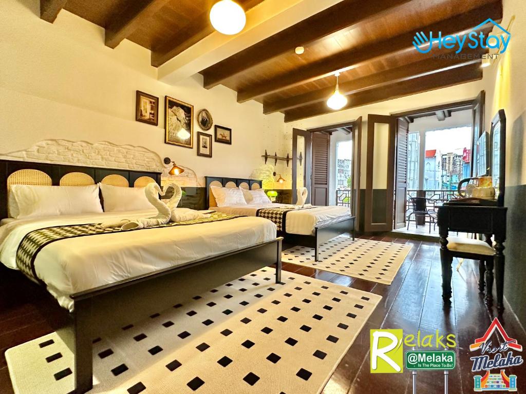 Ein Bett oder Betten in einem Zimmer der Unterkunft Wayfarer Guest House Jonker Street Melaka By Heystay Management