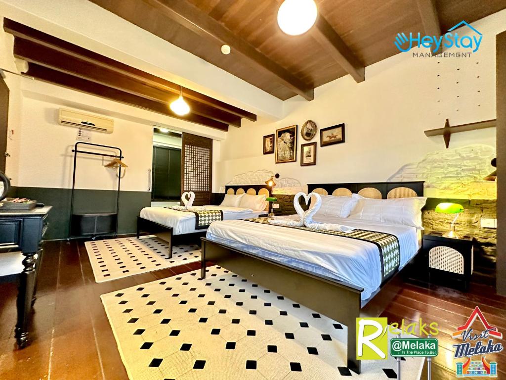 Postel nebo postele na pokoji v ubytování Wayfarer Guest House Jonker Street Melaka By Heystay Management