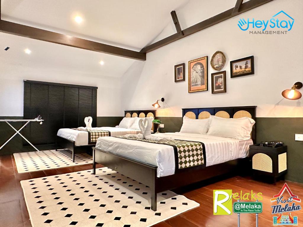 Postel nebo postele na pokoji v ubytování Wayfarer Guest House Jonker Street Melaka By Heystay Management