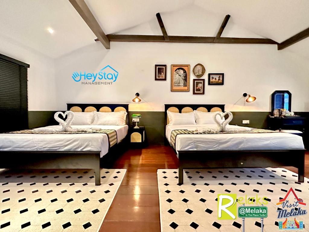 Ein Bett oder Betten in einem Zimmer der Unterkunft Wayfarer Guest House Jonker Street Melaka By Heystay Management